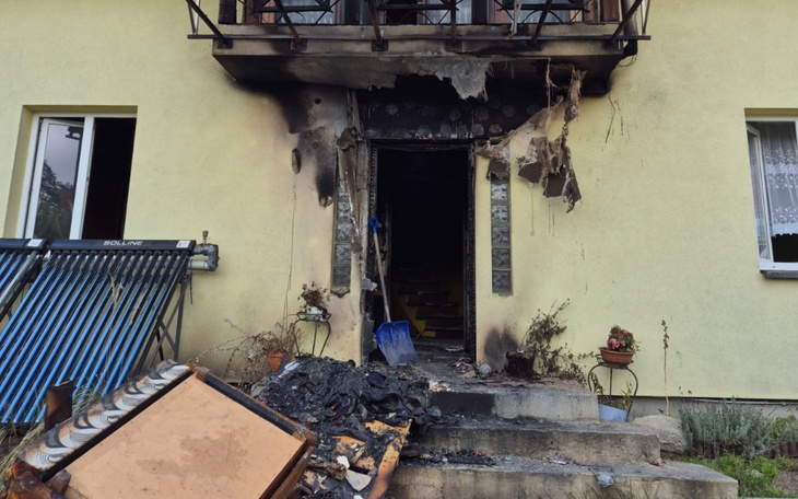 Zniszczone wejście do budynku po pożarze.