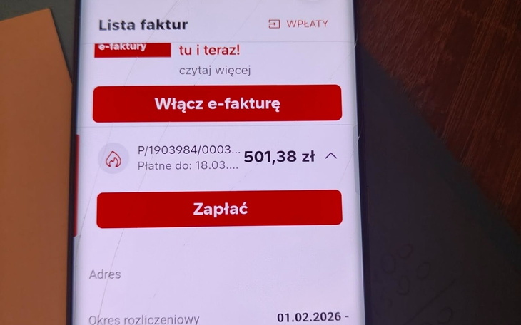 Ekran telefonu z informacjami o e-fakturze.