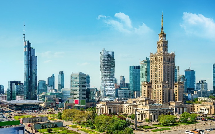 Panorama Warszawy z charakterystycznymi wieżowcami i Pałacem Kultury.