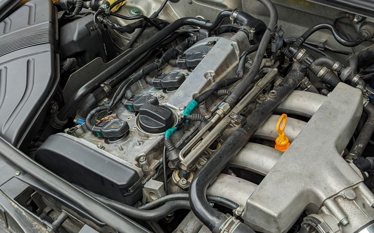 Silnik samochodowy z widocznymi elementami.