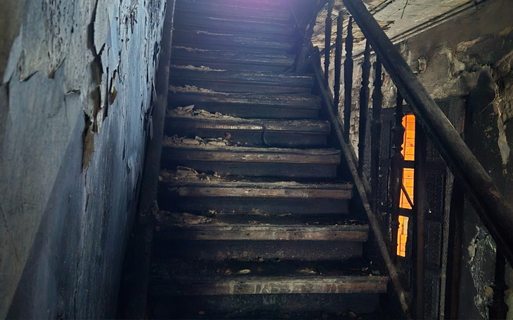 Zniszczone schody w opuszczonym budynku.