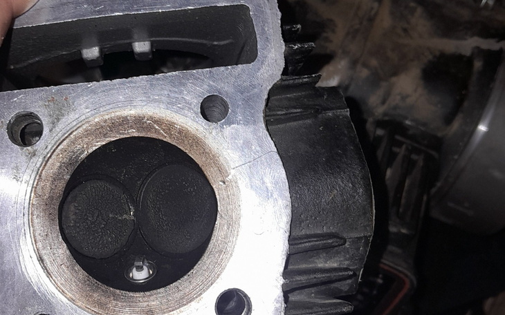 Widok na silnik z widocznymi zaworami.