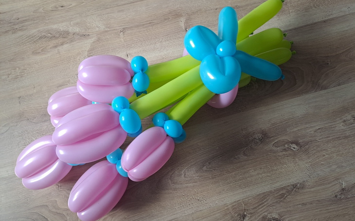 Bukiet balonowych tulipanów w pastelowych kolorach.