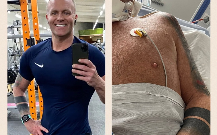 Mężczyzna w siłowni, uśmiechający się do lustra, w sportowym stroju.