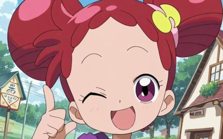 Animowana postać z różowymi włosami uśmiecha się.