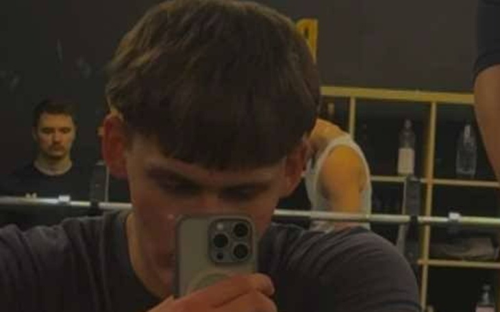 Mężczyzna w siłowni, selfie z telefonem.