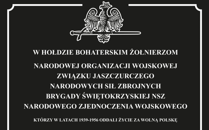 Tablica pamiątkowa z napisem o bohaterach narodowych.