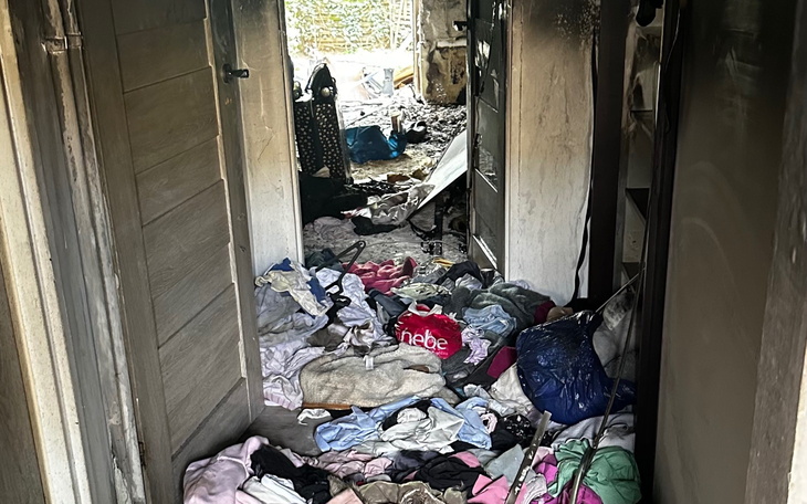 Zniszczone wnętrze pomieszczenia z bałaganem po pożarze.