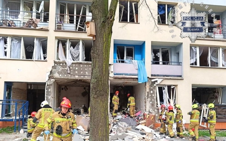 Strażacy pracujący przy zniszczonym budynku.