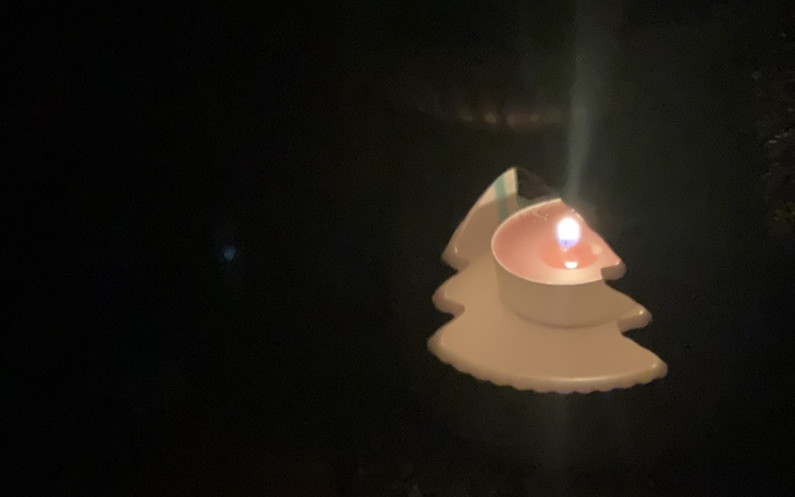 Świeczka w kształcie choinki, świecąca w ciemności.