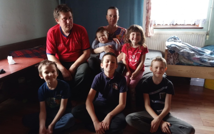 Rodzina z dziećmi, wspólne zdjęcie w domu.