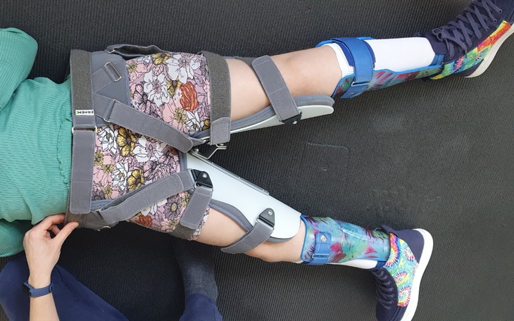 Osoba w specjalnych ortezach, przygotowana do ćwiczeń.