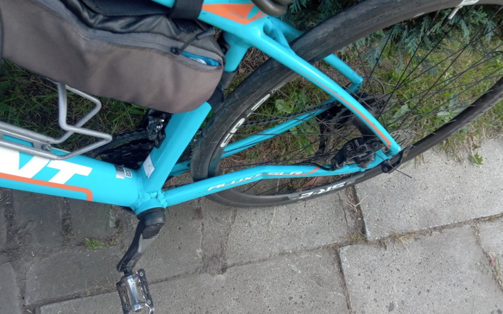 Rower w kolorze niebieskim, gotowy do jazdy po mieście.