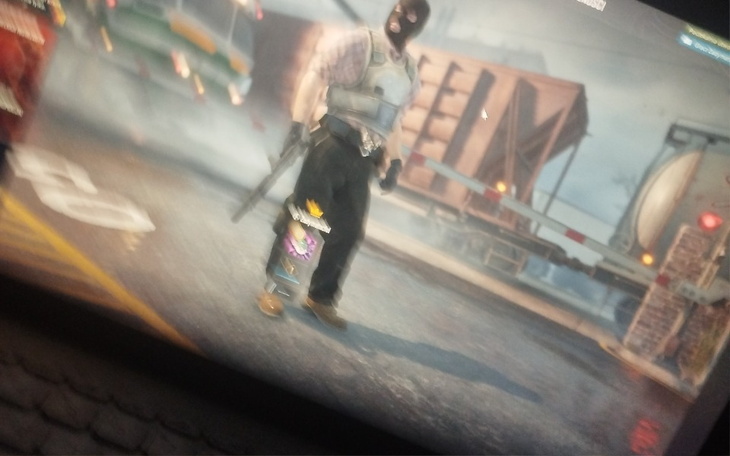 Postać w grze komputerowej, z bronią w ręku.