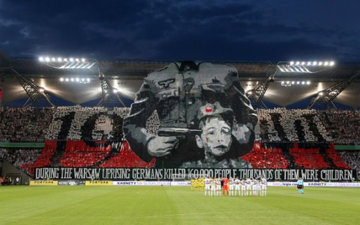 Wielki mural upamiętniający Powstanie Warszawskie na stadionie.