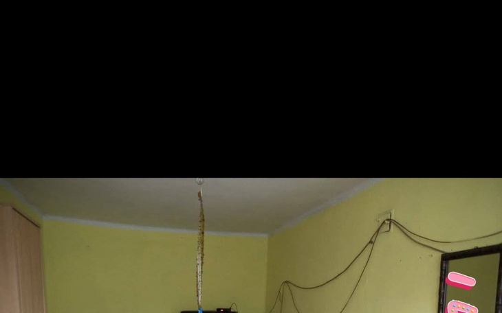 Zniszczone wnętrze pokoju, wymagające renowacji.