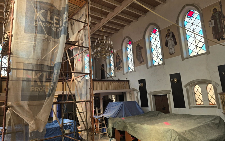 Wnętrze kościoła w trakcie renowacji, z rusztowaniami.
