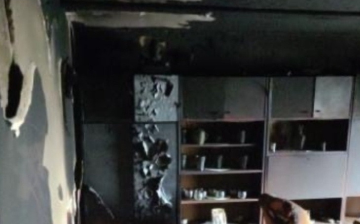 Zniszczone wnętrze pomieszczenia po pożarze.