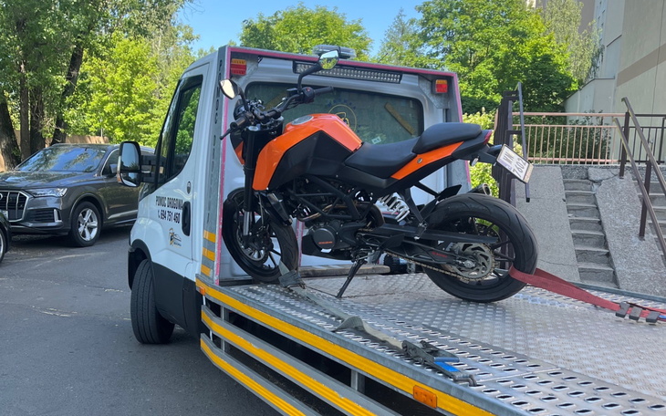 Motocykl załadowany na lawetę.