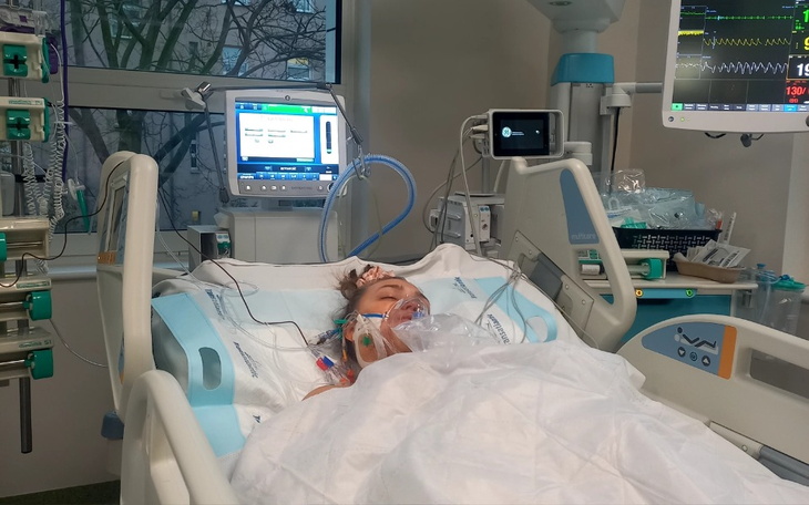 Dziecko w szpitalu, podłączone do aparatury medycznej.