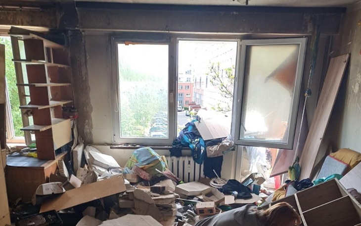 Zabałaganione wnętrze mieszkania z widokiem na zewnątrz.