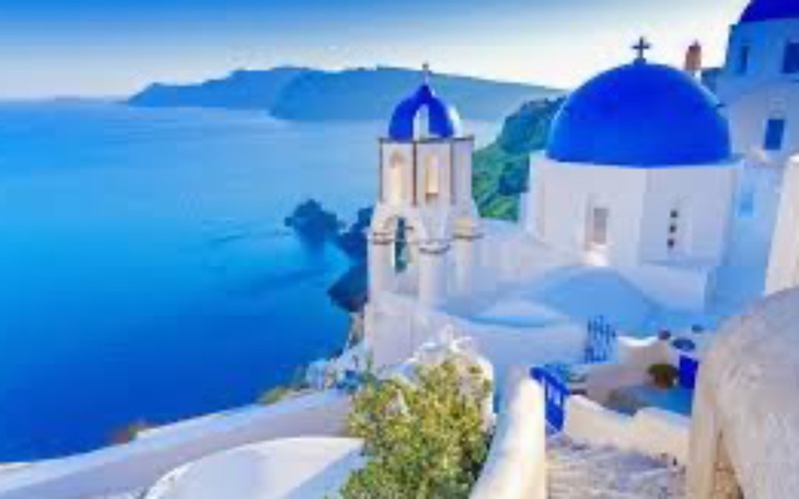 Malowniczy widok na Santorini z niebieskimi kopułami.