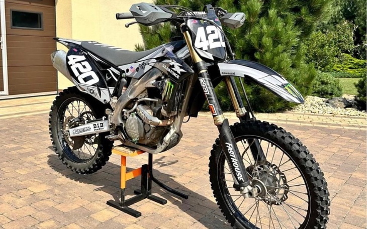 Motocykl terenowy na stojaku, gotowy do jazdy po trudnym terenie.