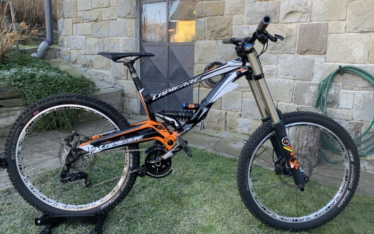 Nowoczesny rower górski na tle kamiennej ściany.