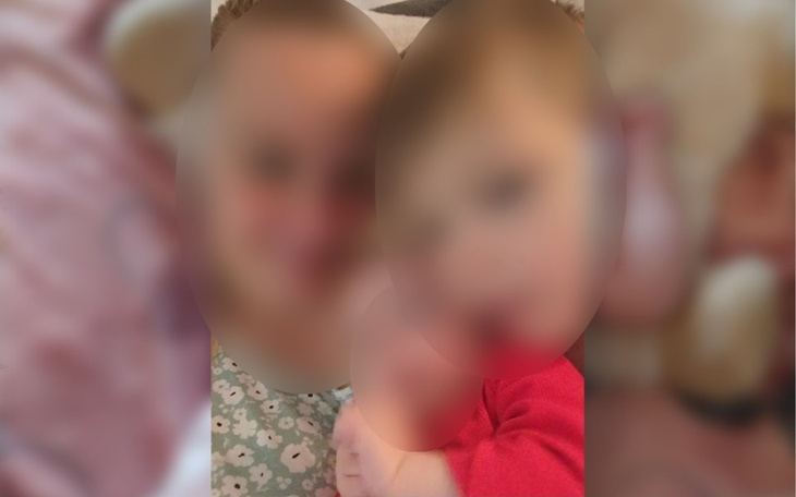 Pokój w trakcie malowania, z drabiną i materiałami.