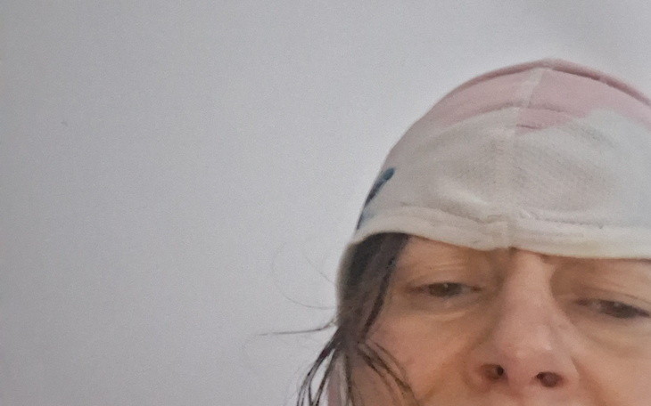 Kobieta w czapce, selfie z bliska.