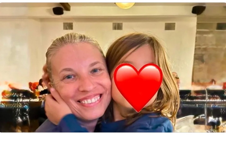 Uśmiechnięta kobieta z dzieckiem, oboje szczęśliwi.