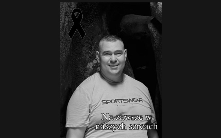 Czarnobiałe zdjęcie mężczyzny z napisem upamiętniającym.