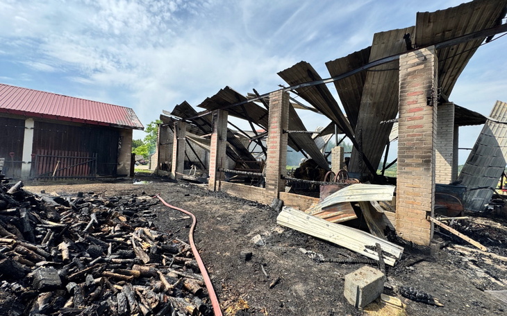 Zniszczony budynek po pożarze, z widocznymi zgliszczami i uszkodzeniami.