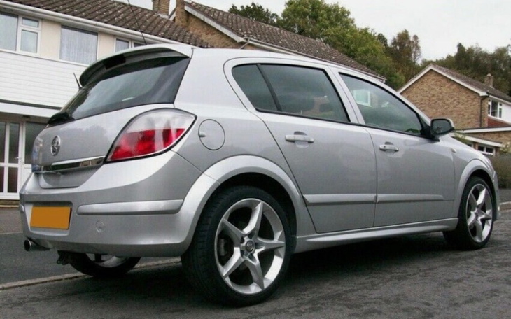 Srebrny samochód zaparkowany na ulicy.