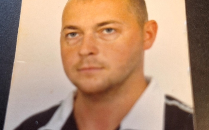 Zdjęcie mężczyzny, patrzącego prosto w obiektyw.