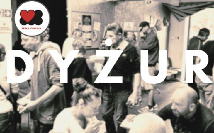 Ludzie w kawiarni, atmosfera spotkania.