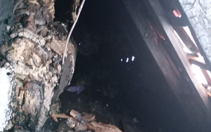 Widok na zniszczoną przestrzeń w budynku.