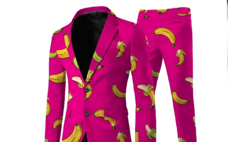 Różowy garnitur w banany, idealny na wyjątkowe okazje.