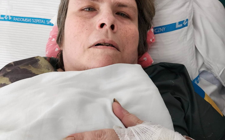 Kobieta w szpitalu, potrzebująca wsparcia.