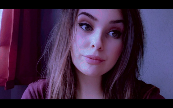 Portret młodej kobiety z subtelnym makijażem.