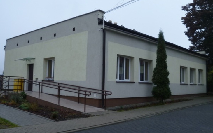 Budynek z rampą, przystosowany dla osób z niepełnosprawnościami.