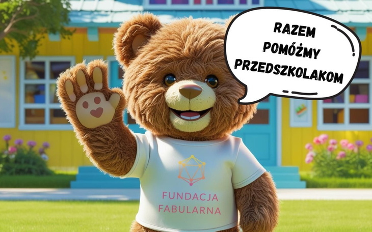 Maskotka misia w koszulce, zachęcająca do pomocy dzieciom.