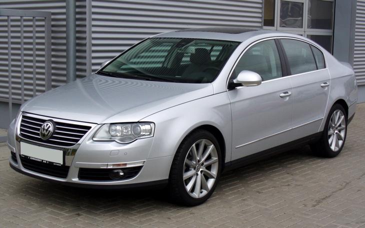 Srebrny samochód Volkswagen Parked na parkingu.