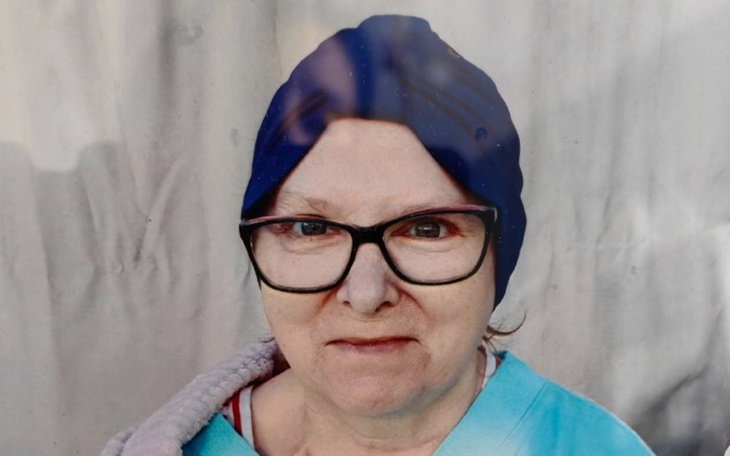 Kobieta w okularach i chustce, patrząca w obiektyw.