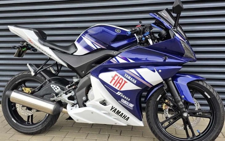 Motocykl Yamaha w sportowym stylu, zaparkowany na ulicy.
