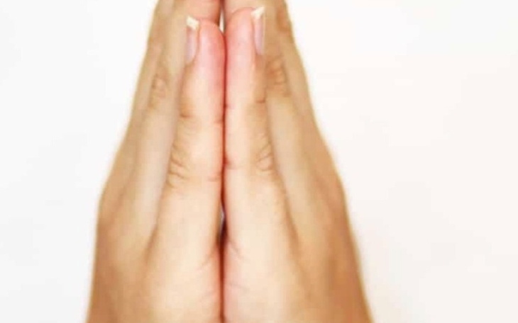 Dwie dłonie złożone w geście modlitwy.