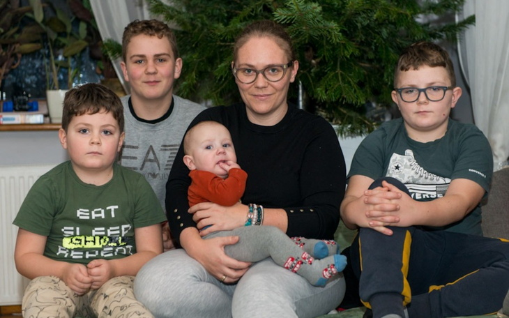 Rodzina z dziećmi, spędzająca czas razem w domu.