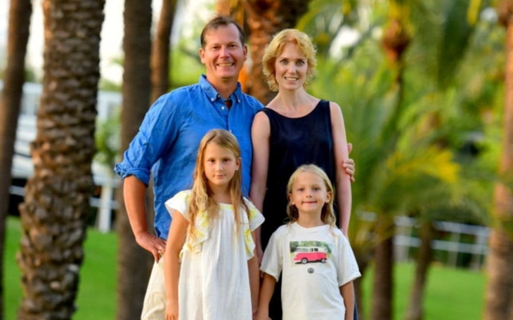 Rodzina pozująca do zdjęcia w otoczeniu palm.