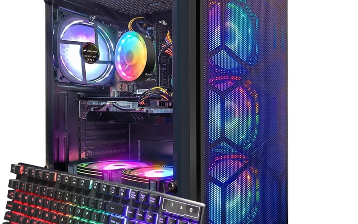 Komputer stacjonarny z podświetleniem RGB i klawiaturą.