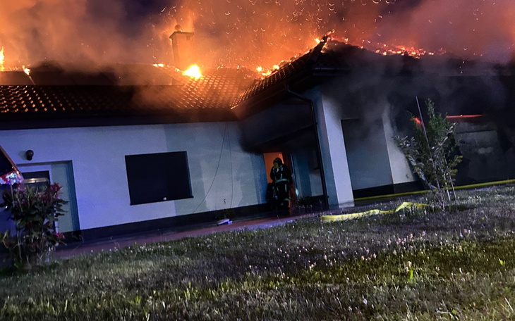 Pożar na dachu domu, strażak w akcji, dramatyczna sytuacja.